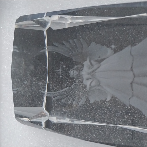 Engraved crystal angel on lighted base - Picture 8 of 13